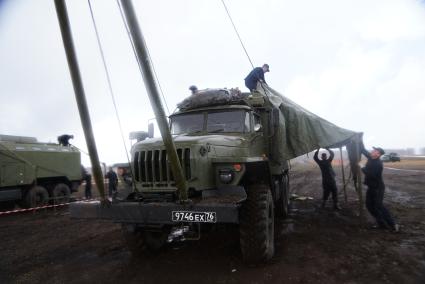 Участники во время разворачивания мобильной ремонтной мастерской на базе автомобиля УРАЛ 4320 МРС АТ Международный конкурс \"Мастер автобронетанковой техники\", проходящий на Чебаркульском полигоне в Челябинской области