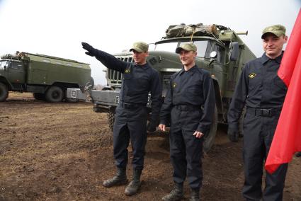 Отделение военных автомобилистов, участников соревнований.  Международный конкурс \"Мастер автобронетанковой техники\", проходящий на Чебаркульском полигоне в Челябинской области