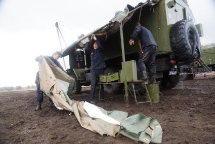 Участники во время разворачивания мобильной ремонтной мастерской на базе автомобиля УРАЛ 4320 МРС АТ Международный конкурс \"Мастер автобронетанковой техники\", проходящий на Чебаркульском полигоне в Челябинской области