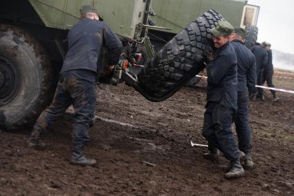 Участники во время сворачивания мобильной ремонтной мастерской на базе автомобиля УРАЛ 4320 МРС АТ Международный конкурс \"Мастер автобронетанковой техники\", проходящий на Чебаркульском полигоне в Челябинской области