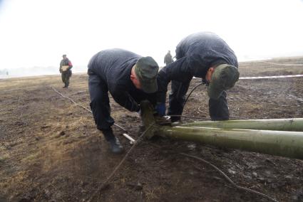 Участники во время разворачивания мобильной ремонтной мастерской на базе автомобиля УРАЛ 4320 МРС АТ Международный конкурс \"Мастер автобронетанковой техники\", проходящий на Чебаркульском полигоне в Челябинской области