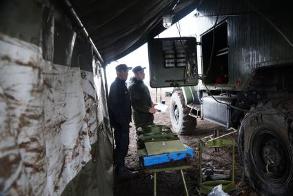 Участники во время разворачивания мобильной ремонтной мастерской на базе автомобиля УРАЛ 4320 МРС АТ Международный конкурс \"Мастер автобронетанковой техники\", проходящий на Чебаркульском полигоне в Челябинской области