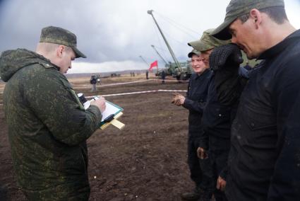 Участники во время разворачивания мобильной ремонтной мастерской на базе автомобиля УРАЛ 4320 МРС АТ Международный конкурс \"Мастер автобронетанковой техники\", проходящий на Чебаркульском полигоне в Челябинской области