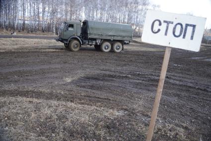 Участник во время выполнения вождения на автомобиле КАМАЗ 43114. Международный конкурс \"Мастер автобронетанковой техники\", проходящий на Чебаркульском полигоне в Челябинской области