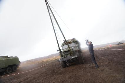 Участники во время разворачивания мобильной ремонтной мастерской на базе автомобиля УРАЛ 4320 МРС АТ Международный конкурс \"Мастер автобронетанковой техники\", проходящий на Чебаркульском полигоне в Челябинской области