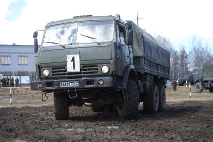 Участник во время выполнения вождения на автомобиле КАМАЗ 43114. Международный конкурс \"Мастер автобронетанковой техники\", проходящий на Чебаркульском полигоне в Челябинской области