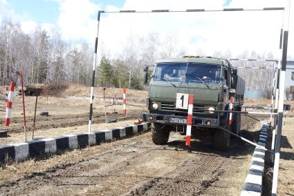 Участник во время выполнения вождения на автомобиле КАМАЗ 43114. Международный конкурс \"Мастер автобронетанковой техники\", проходящий на Чебаркульском полигоне в Челябинской области