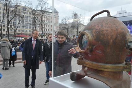 Руководитель Департамента торговли и услуг Москвы Алексей Немерюк (справа) во время открытия фестиваля `Рыбная неделя` на Пушкинской площади в Москве.