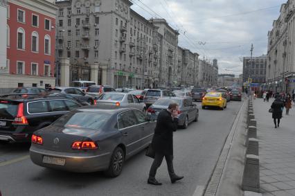 Автомобильная пробка на Тверской улице в Москве.