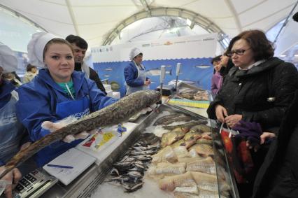 Рыбная ярмарка, которая открылась в рамках фестиваля `Рыбная неделя` на Пушкинской площади в Москве.