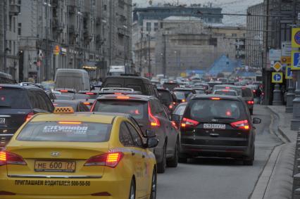 Автомобильная пробка на Тверской улице в Москве.
