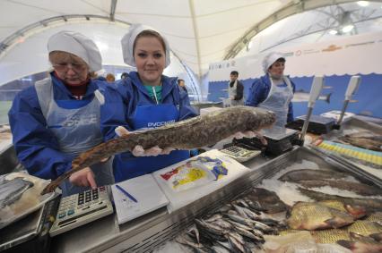 Рыбная ярмарка, которая открылась в рамках фестиваля `Рыбная неделя` на Пушкинской площади в Москве.