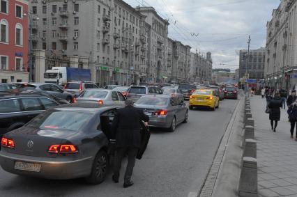Автомобильная пробка на Тверской улице в Москве.