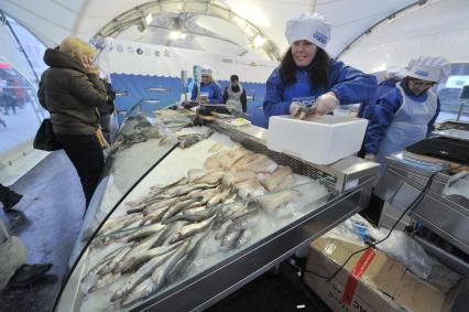 Рыбная ярмарка, которая открылась в рамках фестиваля `Рыбная неделя` на Пушкинской площади  в Москве.