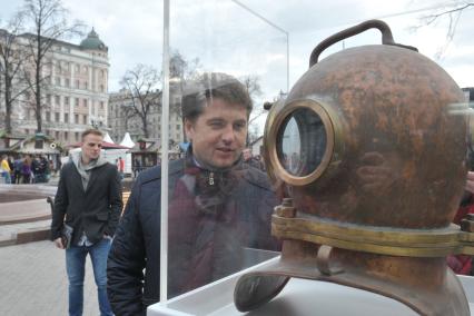 Руководитель Департамента торговли и услуг Москвы Алексей Немерюк  во время открытия фестиваля `Рыбная неделя` на Пушкинской площади  в Москве.