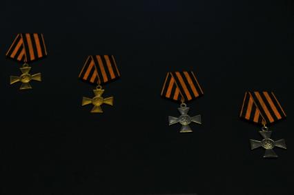 Москва. Знаки отличия военного ордена Святого Георгия I - IV степеней представлены на выставке `Память о Победе. Награды Второй мировой войны`, открывшейся в Оружейной палате Московского Кремля.
