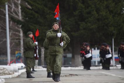 Линейный, военнослужащий роты почетного караула во время тренировки парадных расчетов на территории 32-го военного городка в Екатеринбурге