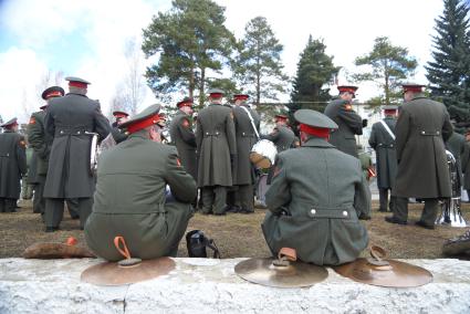 Военнослужащие-иузыканты отдыхают во время тренировки парадных расчетов на территории 32-го военного городка в Екатеринбурге