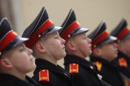 Суворовцы с барабанами во время тренировки парадных расчетов на территории 32-го военного городка в Екатеринбурге