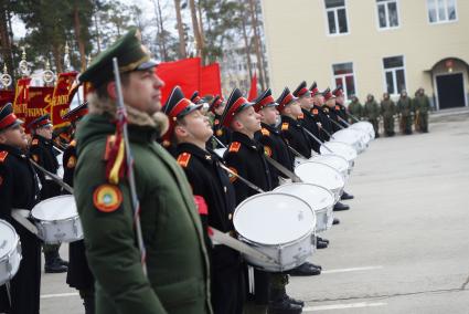 Суворовцы с барабанами во время тренировки парадных расчетов на территории 32-го военного городка в Екатеринбурге