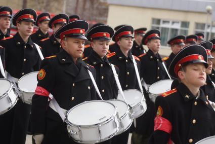 Суворовцы с барабанами во время тренировки парадных расчетов на территории 32-го военного городка в Екатеринбурге