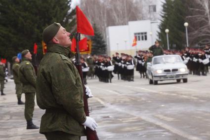 Линейный, военнослужащий роты почетного караула во время тренировки парадных расчетов на территории 32-го военного городка в Екатеринбурге