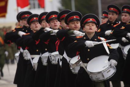 Суворовцы с барабанами во время тренировки парадных расчетов на территории 32-го военного городка в Екатеринбурге