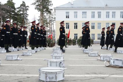 Суворовцы с барабанами во время тренировки парадных расчетов на территории 32-го военного городка в Екатеринбурге