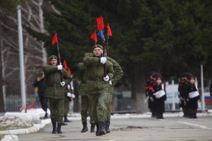 Линейный, военнослужащий роты почетного караула во время тренировки парадных расчетов на территории 32-го военного городка в Екатеринбурге