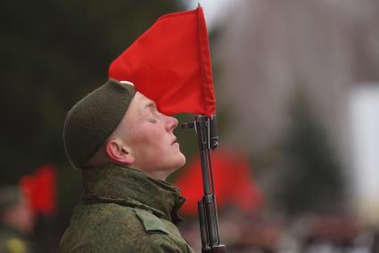 Линейный, военнослужащий роты почетного караула во время тренировки парадных расчетов на территории 32-го военного городка в Екатеринбурге