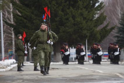 Линейный, военнослужащий роты почетного караула во время тренировки парадных расчетов на территории 32-го военного городка в Екатеринбурге