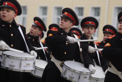 Суворовцы с барабанами во время тренировки парадных расчетов на территории 32-го военного городка в Екатеринбурге