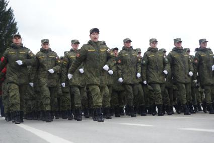 Военнослужащие-женщины, во время тренировки парадных расчетов на территории 32-го военного городка в Екатеринбурге