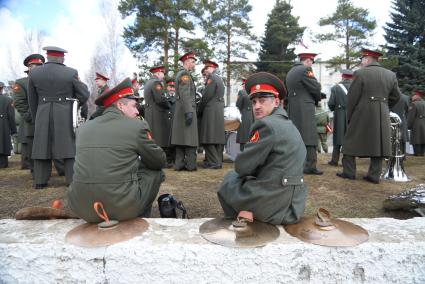 Военнослужащие-иузыканты отдыхают во время тренировки парадных расчетов на территории 32-го военного городка в Екатеринбурге