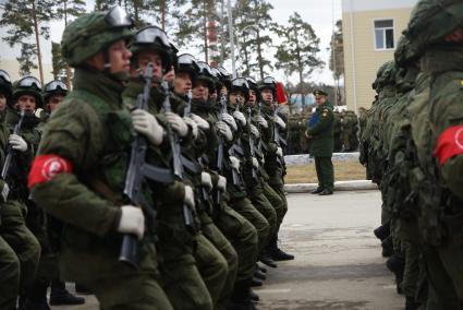 Военнослужащие во время тренировки парадных расчетов на территории 32-го военного городка в Екатеринбурге