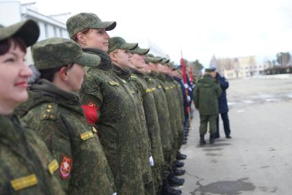 Военнослужащие-женщины, во время тренировки парадных расчетов на территории 32-го военного городка в Екатеринбурге