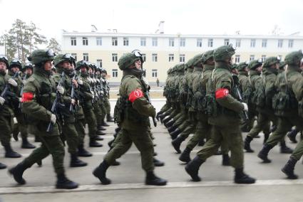 Военнослужащие во время тренировки парадных расчетов на территории 32-го военного городка в Екатеринбурге