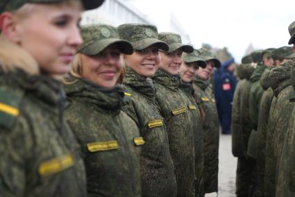 Военнослужащие-женщины, во время тренировки парадных расчетов на территории 32-го военного городка в Екатеринбурге