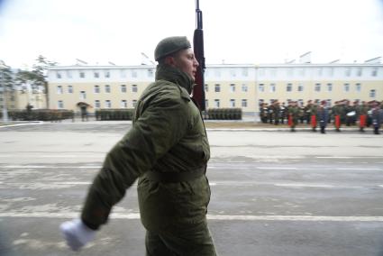 Линейный, военнослужащий роты почетного караула во время тренировки парадных расчетов на территории 32-го военного городка в Екатеринбурге