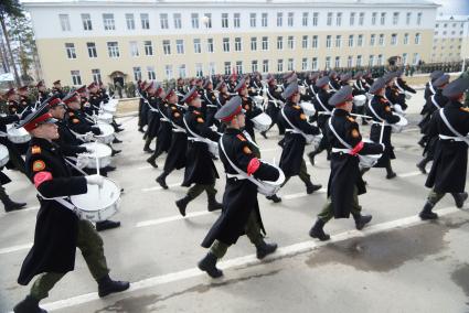 Суворовцы с барабанами во время тренировки парадных расчетов на территории 32-го военного городка в Екатеринбурге