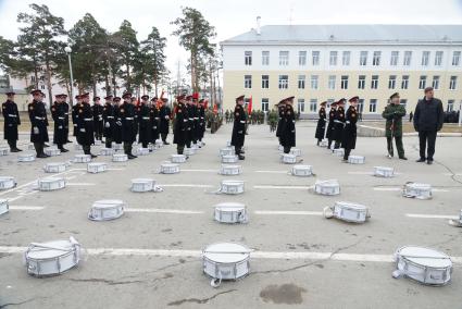 Суворовцы с барабанами во время тренировки парадных расчетов на территории 32-го военного городка в Екатеринбурге