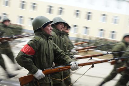 Военнослужащие с карабинами Симонова и в касках времен великой отечественной войны, во время тренировки парадных расчетов на территории 32-го военного городка в Екатеринбурге