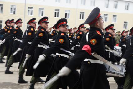 Суворовцы с барабанами во время тренировки парадных расчетов на территории 32-го военного городка в Екатеринбурге