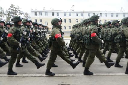 Военнослужащие во время тренировки парадных расчетов на территории 32-го военного городка в Екатеринбурге