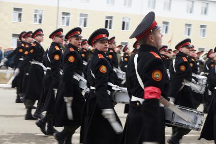 Суворовцы с барабанами во время тренировки парадных расчетов на территории 32-го военного городка в Екатеринбурге