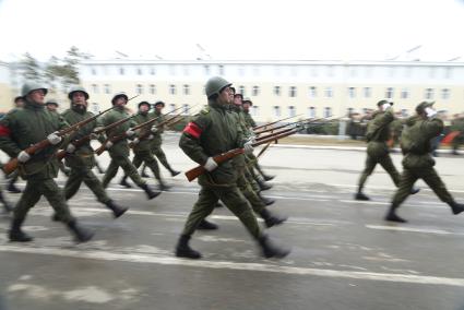 Военнослужащие с карабинами Симонова и в касках времен великой отечественной войны, во время тренировки парадных расчетов на территории 32-го военного городка в Екатеринбурге