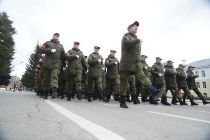 Военнослужащие-женщины, во время тренировки парадных расчетов на территории 32-го военного городка в Екатеринбурге