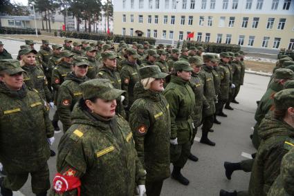 Военнослужащие-женщины, во время тренировки парадных расчетов на территории 32-го военного городка в Екатеринбурге