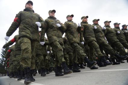 Военнослужащие-женщины, во время тренировки парадных расчетов на территории 32-го военного городка в Екатеринбурге