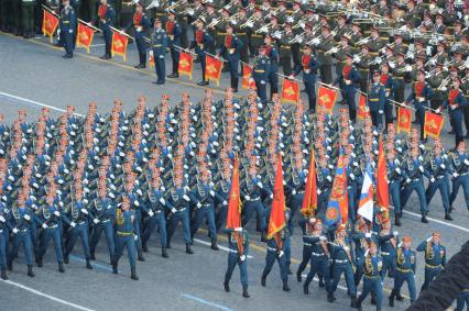 Москва. Военнослужащие МЧС РФ  во время генеральной репетиции Парада Победы на Красной площади.